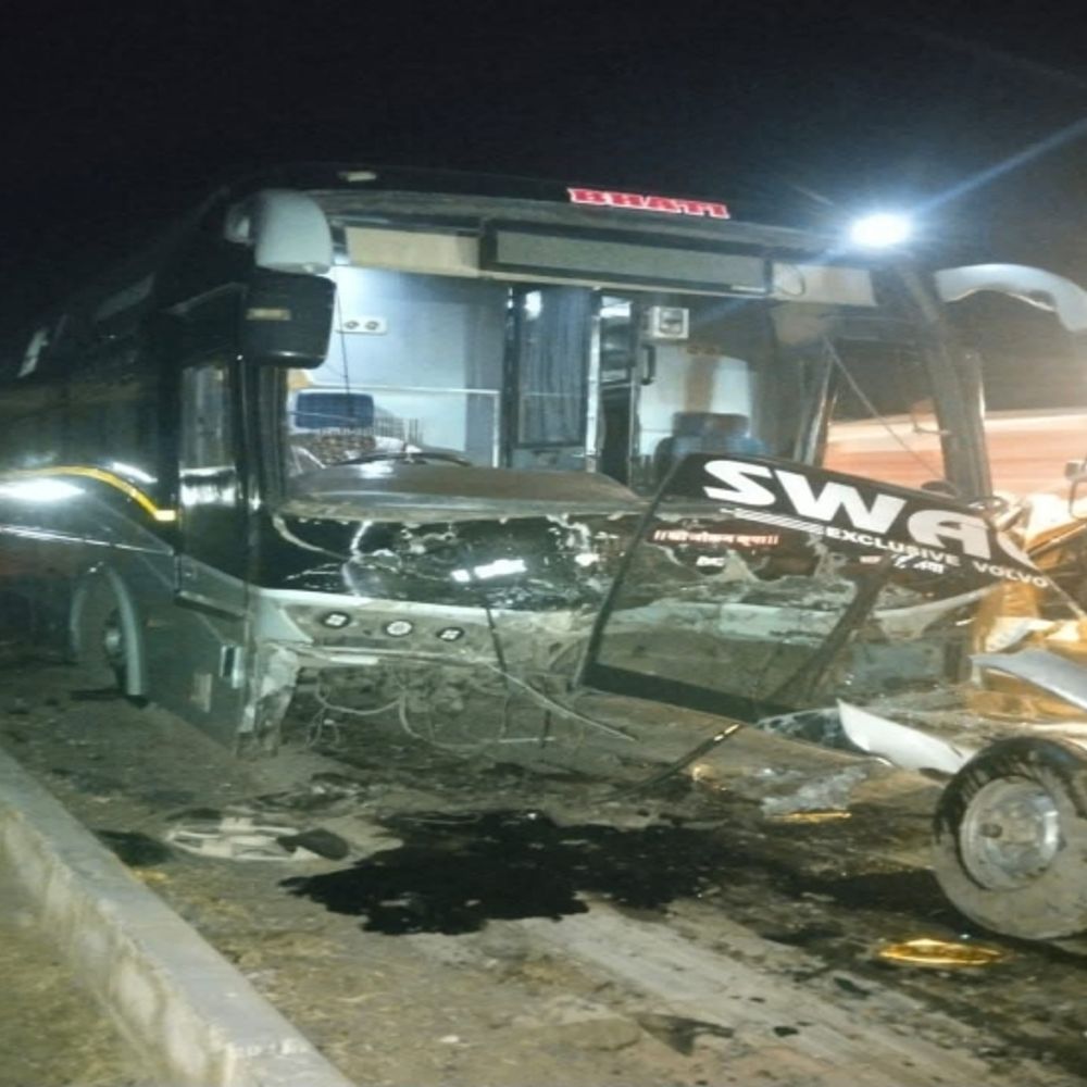 बस और कैंपर के भीषण भिड़ंत, दो की मौत:युवक गाडी में फंसे, नेशनल हाईवे 68 पर हुआ हादसा, मची अफरा-तफरी