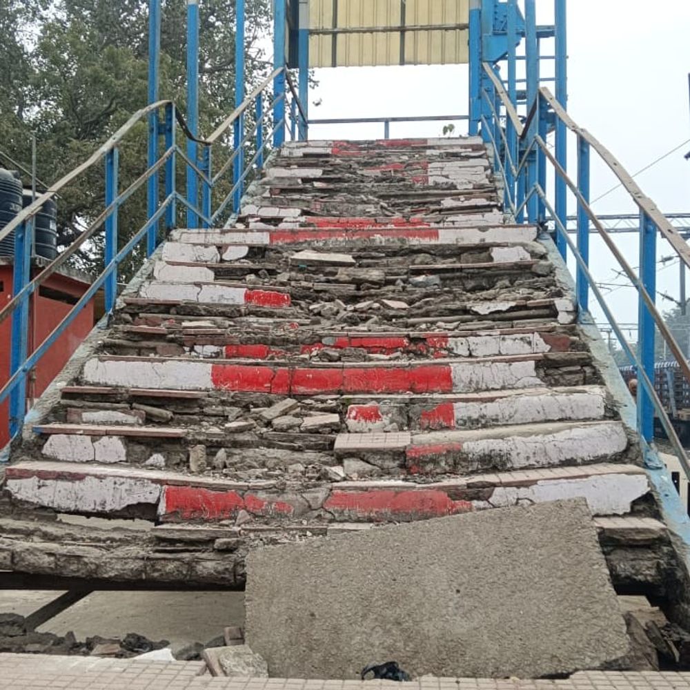 जमुई मॉडल स्टेशन बदहाल, यात्री सुविधाओं का अभाव:फुटओवर ब्रिज का मलबा, टूटी पानी टंकी बनी परेशानी का सबब