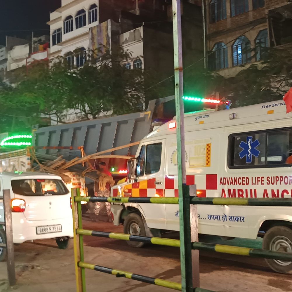 खड़गपुर में लगा भीषण जाम, एंबुलेंस भी फंसी:नंदलाल बसु चौक से सोहन चौक तक वाहन फंसे