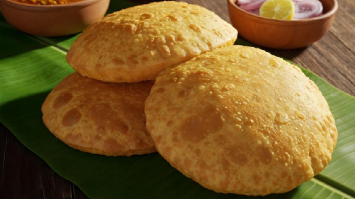 कुकर में बनाएं बिना तेल के फुली फुली पूरियां, नोट करें आसान सी रेसिपी