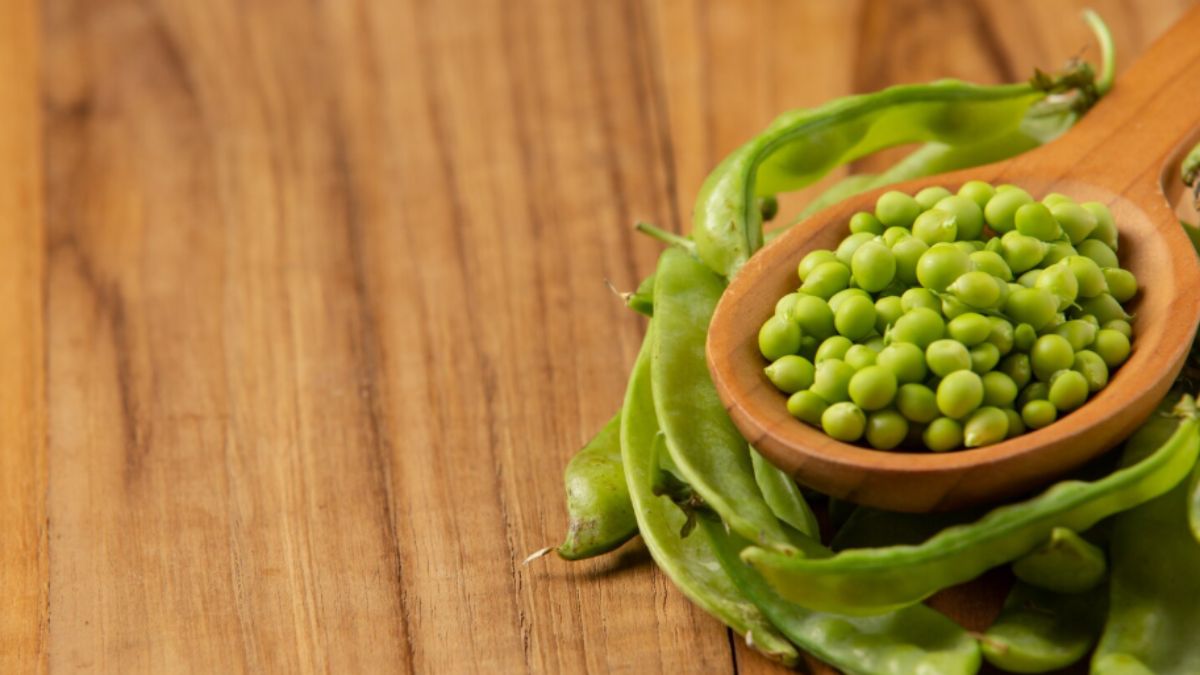 Easy Trick To Shell Green Peas: बिना मेहनत के सिर्फ 10 मिनट में छिल जाएंगे किलो दो किलो मटर, अपनाकर देखें ये तरीका