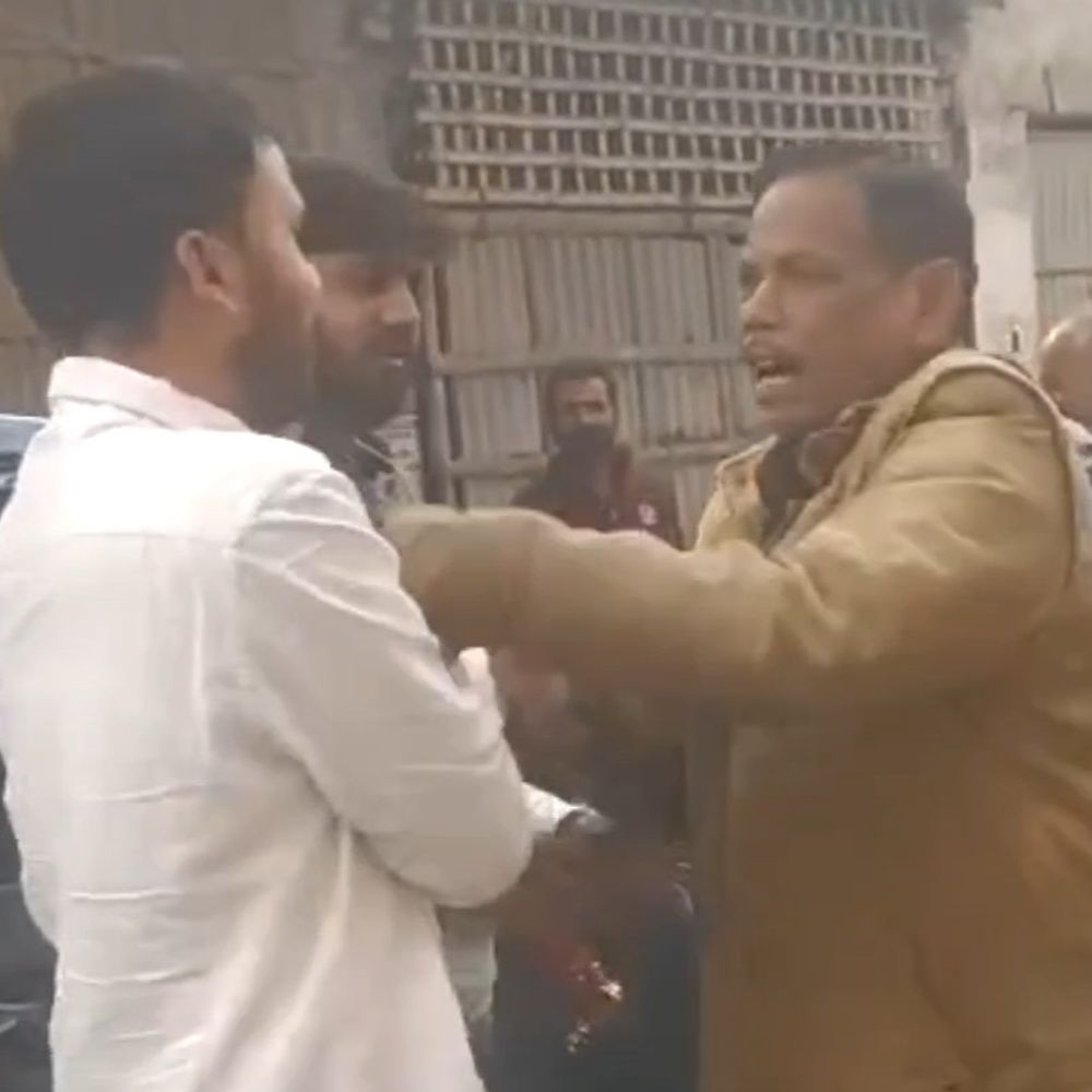 ढोलबज्जा में पुलिस-कार सवार में भिड़ंत का वीडियो:थाना प्रभारी बोले- अभी तक किसी भी पक्ष की ओर से कोई लिखित शिकायत दर्ज नहीं