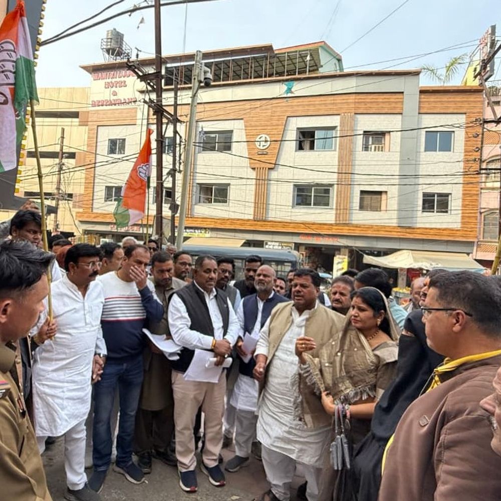उज्जैन में मतदाताओं के नाम काटने पर कांग्रेस का प्रदर्शन:झूठी शिकायत करने वालों के खिलाफ कार्रवाई की मांग, कलेक्ट्रेट और खाराकुआ थाने का किया घेराव