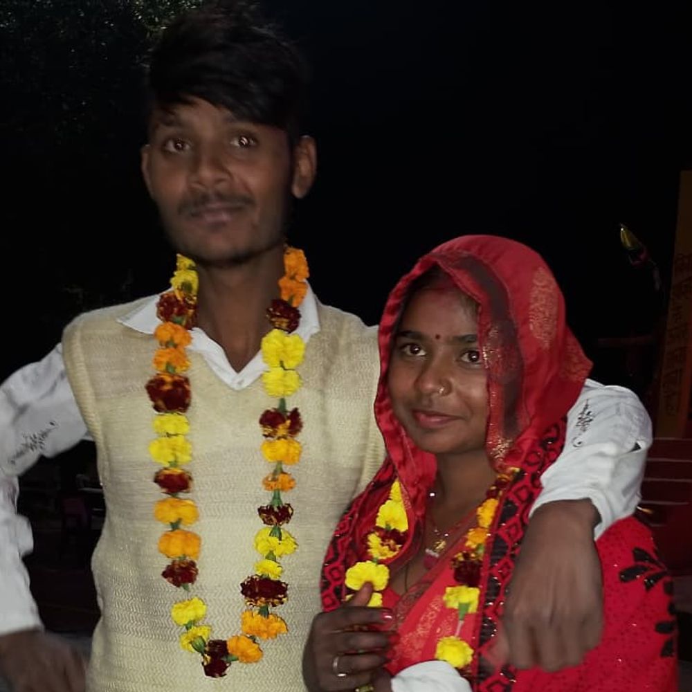 प्रेमी युगल ने प्रशासन की मौजूदगी में की शादी:घर वाले नहीं थे राजी, पुलिस और अधिकारियों के सामने निभाईं रस्मे