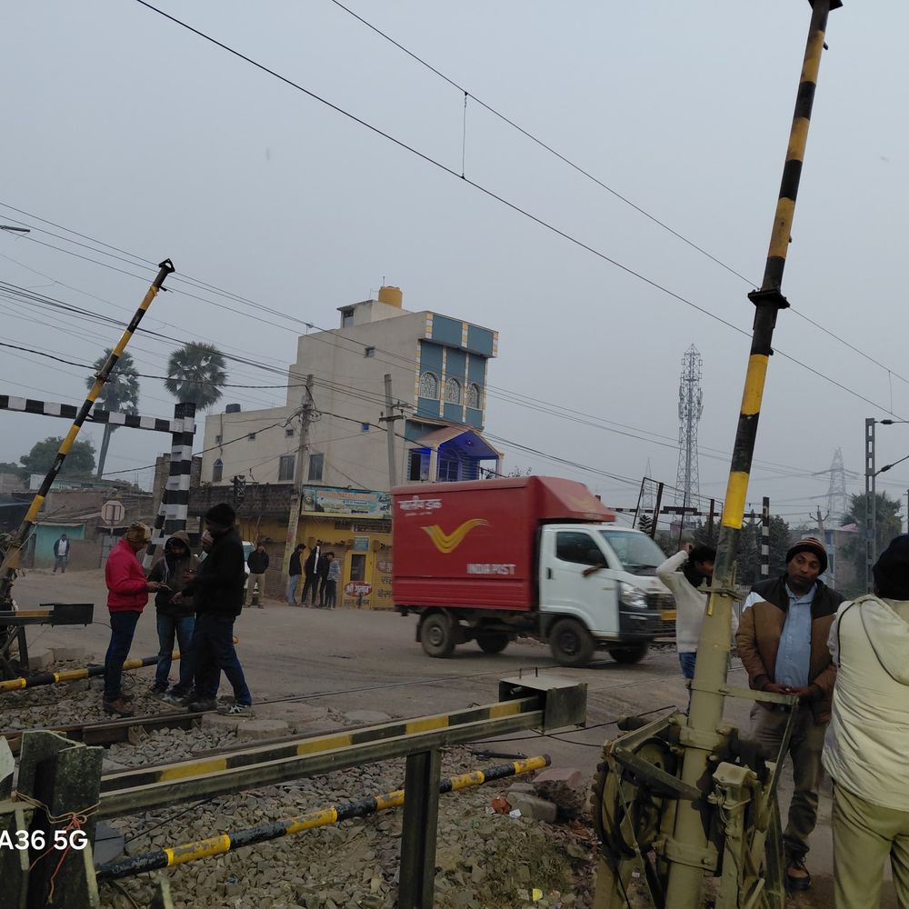 मुंगेर में कार ने तोड़ा समपार फाटक:2 मिनट देर होने पर हो सकता था हादसा, चालक फरार, वाहन जब्त