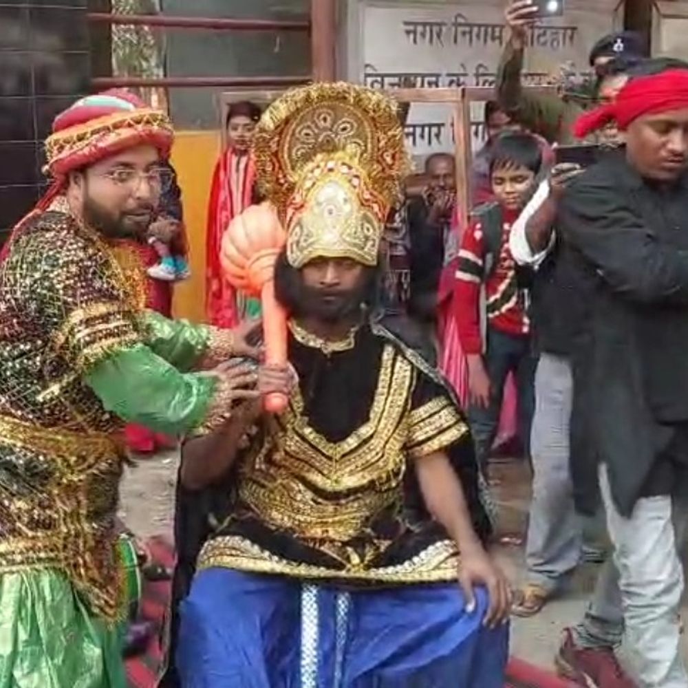 कटिहार में यमराज-चित्रगुप्त ने समझाया ट्रैफिक नियम:नुक्कड़ नाटक से रोड सेफ्टी का संदेश, परिवहन विभाग की पहल