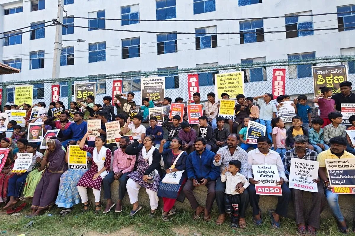 जनविरोध के बावजूद केपीएस-मैग्नेट स्कूल योजना को लागू करने पर अड़ी सरकार