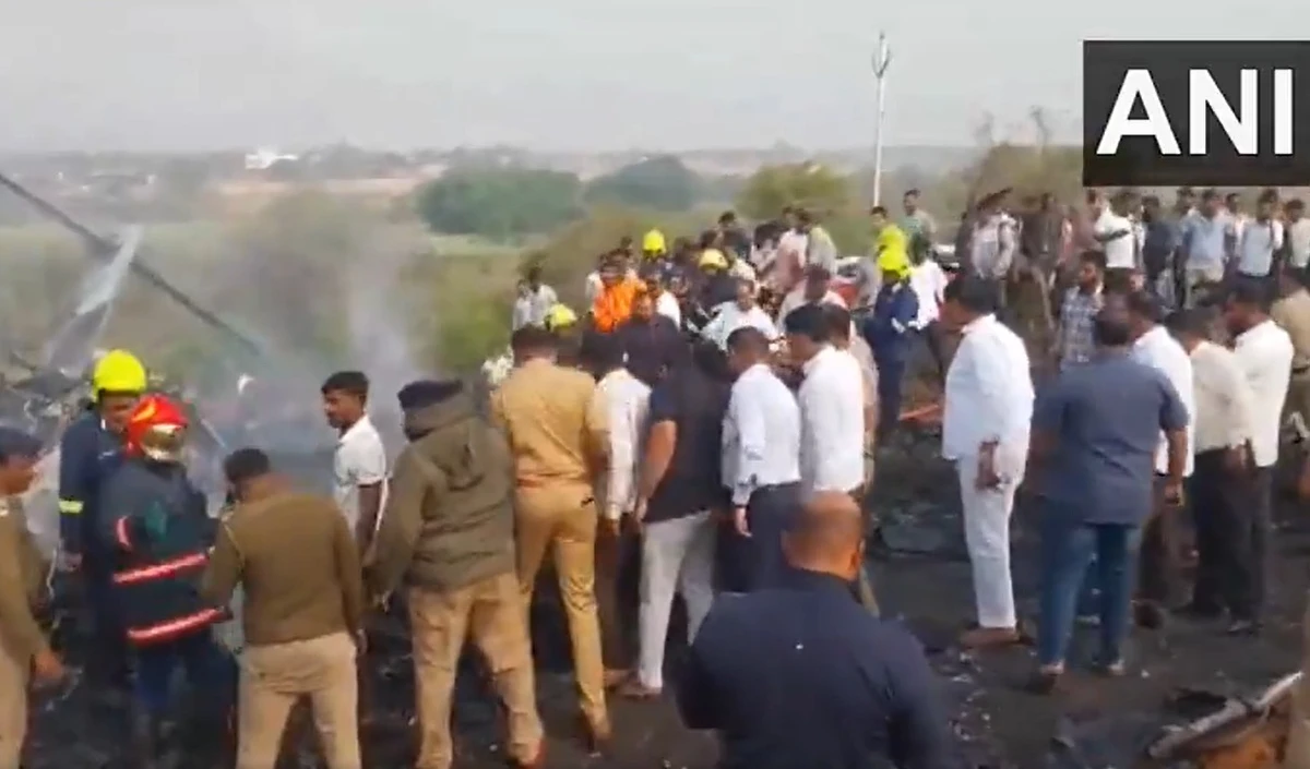 VIDEO | आग का गोला बना चार्टर्ड प्लेन, बारामती के आसमान में उठा धुएं का गुबार, मलबे में तब्दील हुई अजीत पवार की आखिरी उड़ान