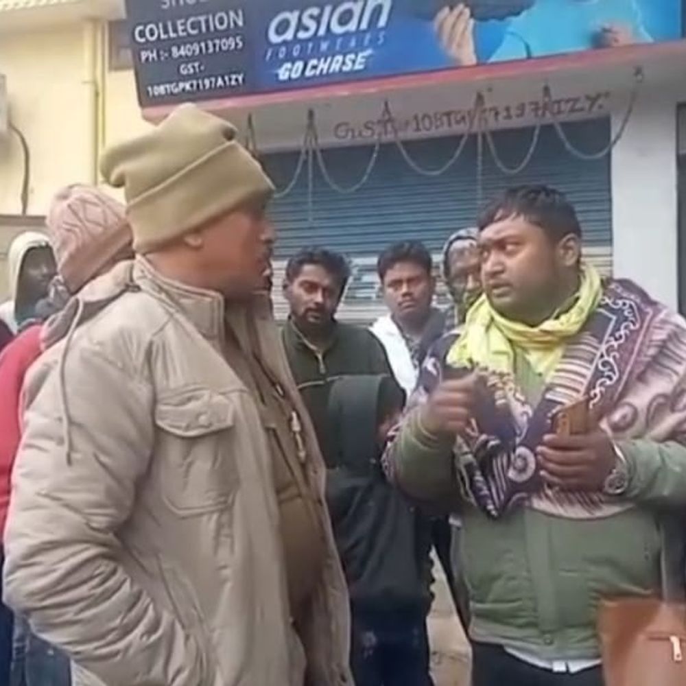 एटीएम में कार्ड फंसा 33 हजार उड़ाए