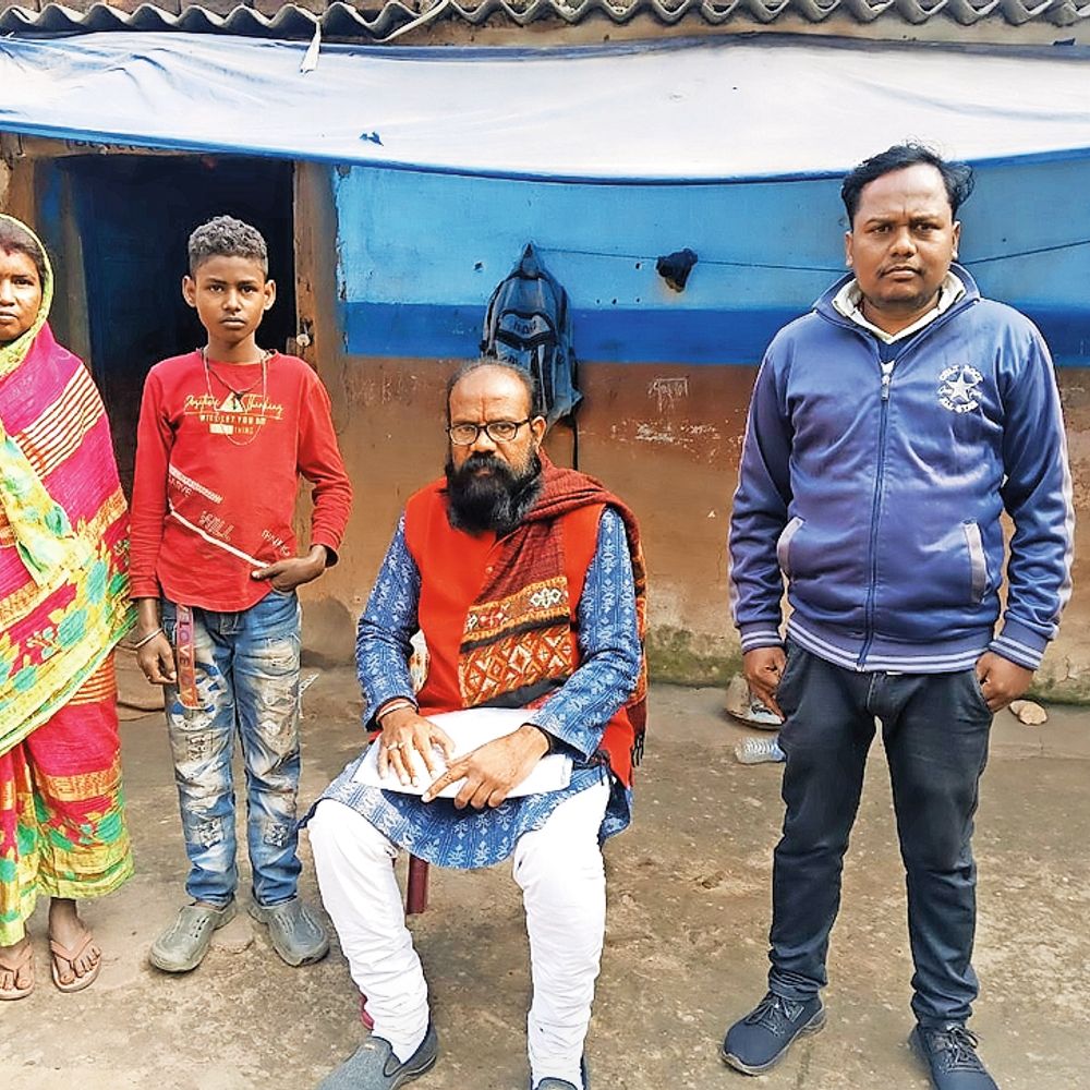 अनियंत्रित होकर कार मंदिर परिसर में चढ़ी