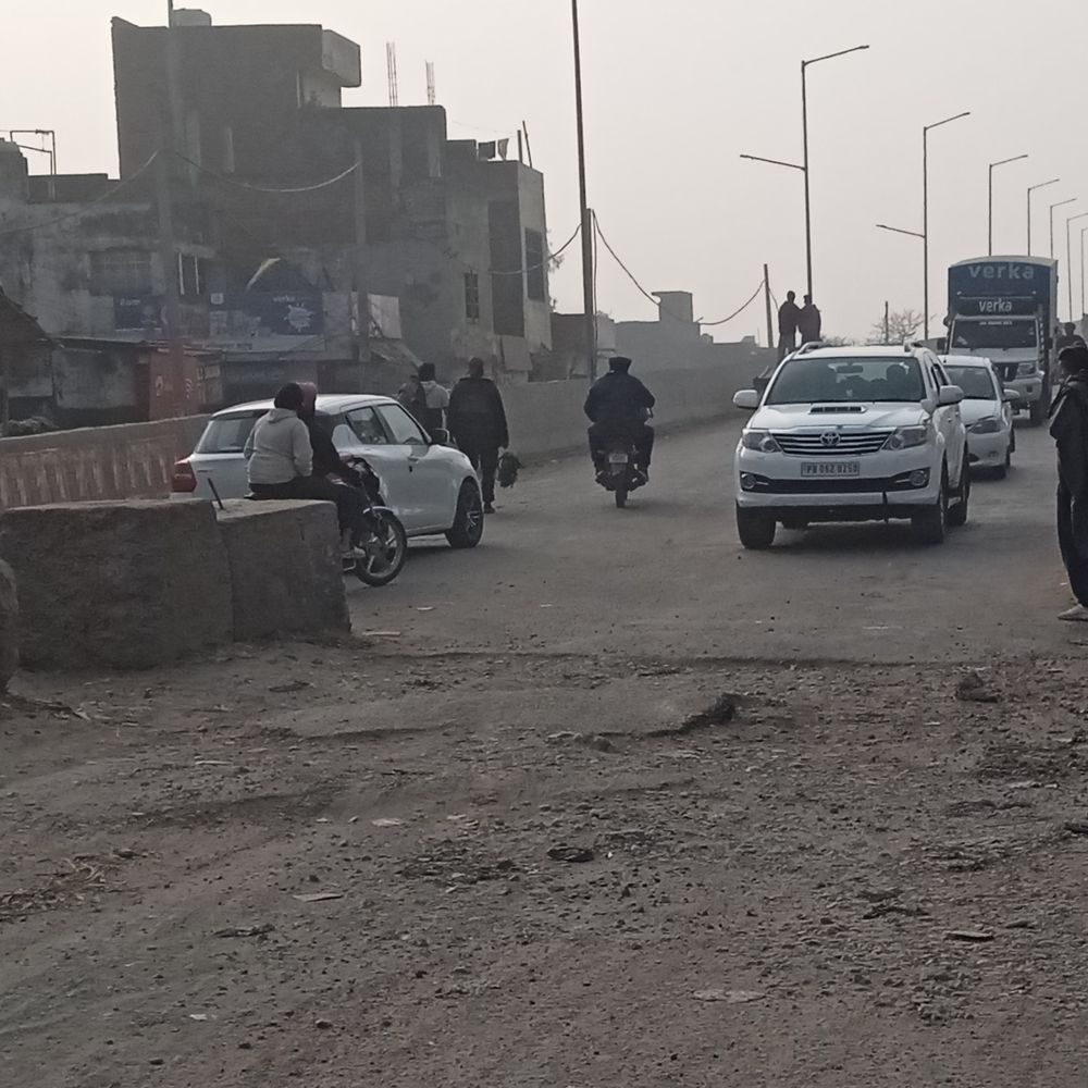 वल्ला फ्लाईओवर के पास सड़क पर गहरा गड्ढा