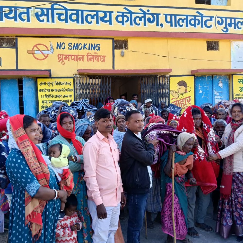 कोलेंग पंचायत भवन में मुखिया ने जरूरतमंद लोगों को बांटा कंबल