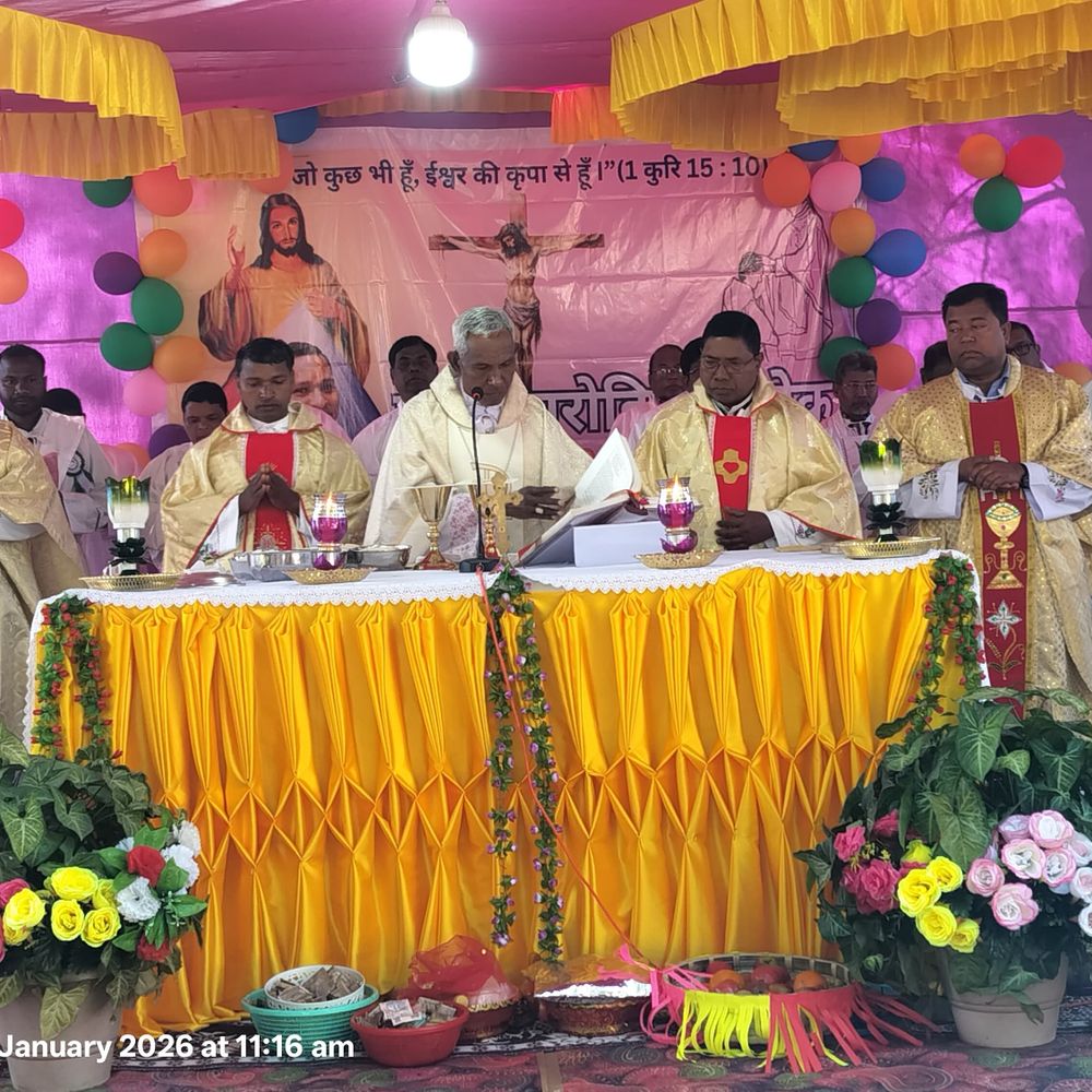 डुमरी के रजावल चर्च परिसर में डिकन नाबोर एक्का का हुआ पुरोहिताभिषेक