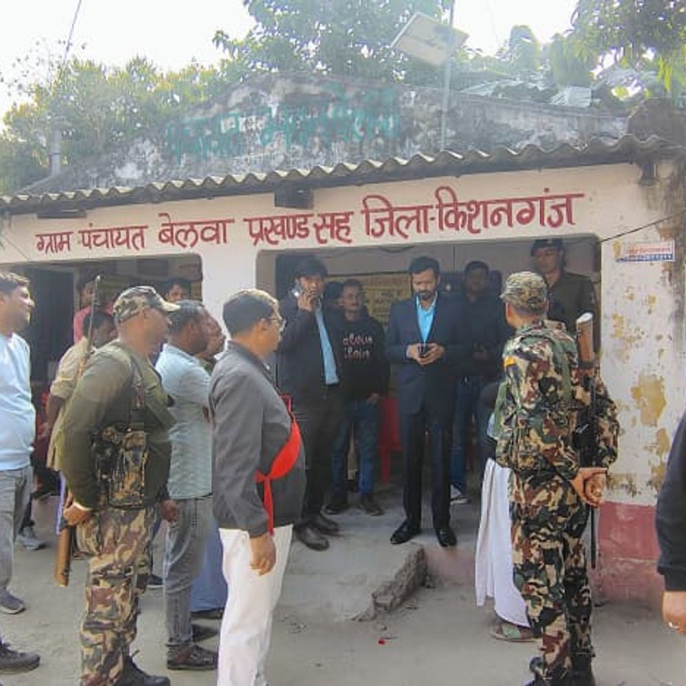 डीएम ने बेलवा में परखी फार्मर रजिस्ट्री की प्रगति, हाई मास्ट लाइटों की मरम्मती का आदेश