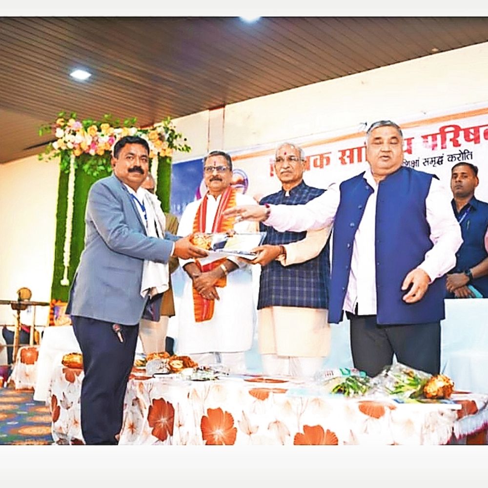 गिरीश को मिला शिक्षक साहित्य साधक सम्मान