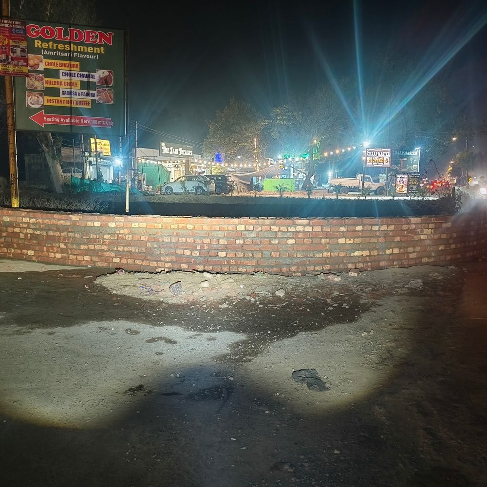 नाले के पास कार के फंसने के बाद जागा निगम, सुरक्षा को बनाई दीवार