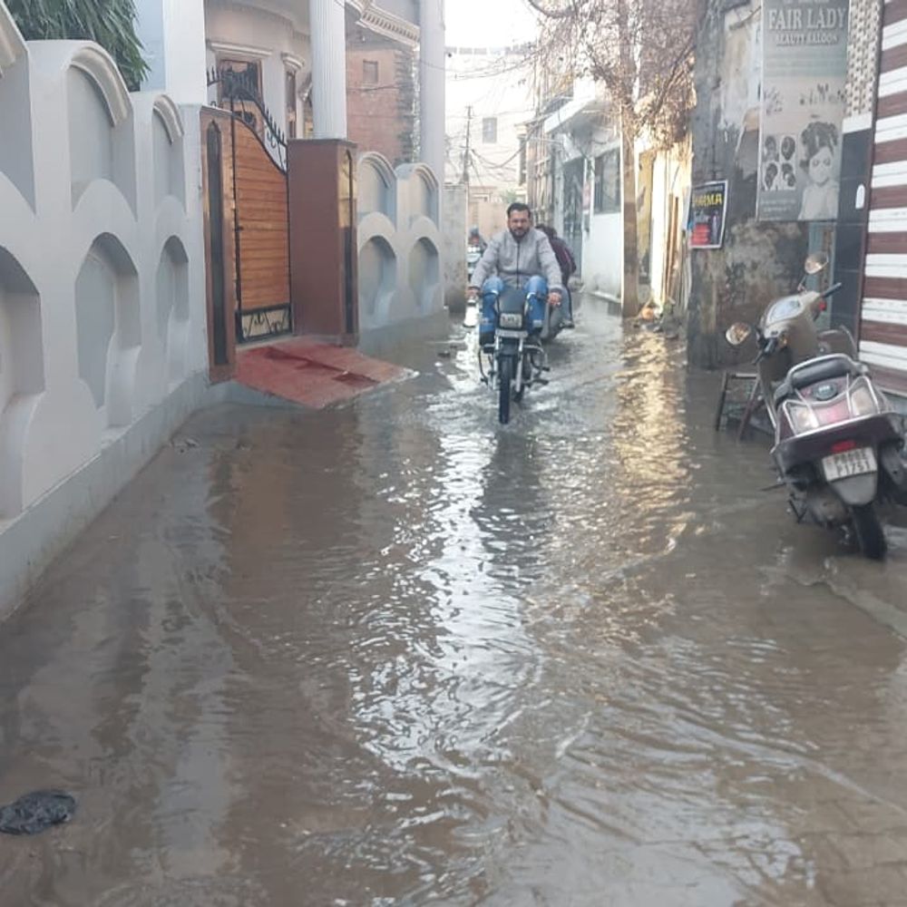 लेदर परिसर में सीवर जाम से लोग बेहाल