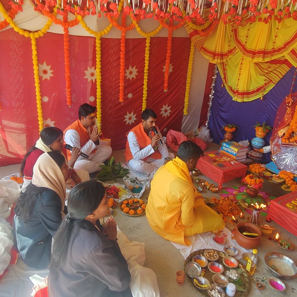 छात्रों ने मां शारदे की प्रतिमा को पूजा, मांगी विद्या