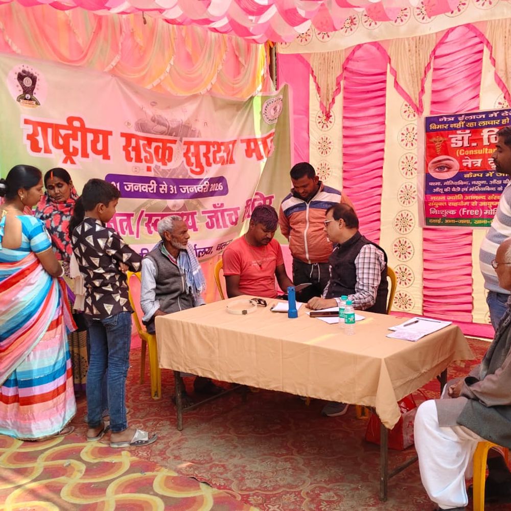 सड़क सुरक्षा को लेकर हंटरगंज में स्वास्थ्य जांच शिविर लगाया गया