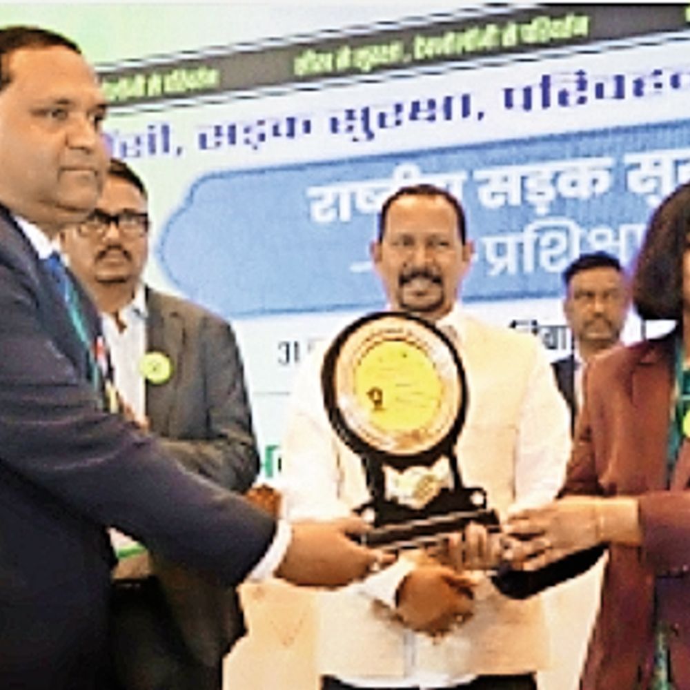 घायलों की जान बचाने के लिए जिला सड़क सुरक्षा समिति के सदस्य राजाराम व प्रमिला रांची में सम्मानित