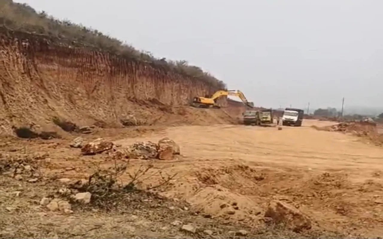 सागर-कबरई फोरलेन निर्माण की आड़ में जिले में मुरम का संगठित अवैध उत्खनन, बिना लीज और अनुमति कंपनियां कर रहीं करोड़ों की खनिज चोरी