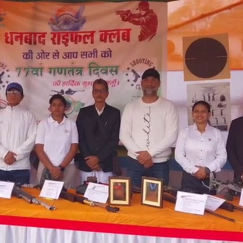 धनबाद में गणतंत्र दिवस पर राइफल प्रदर्शनी:शूटिंग स्पोर्ट्स को बढ़ावा देने के लिए राइफल व मेडल किया प्रदर्शित