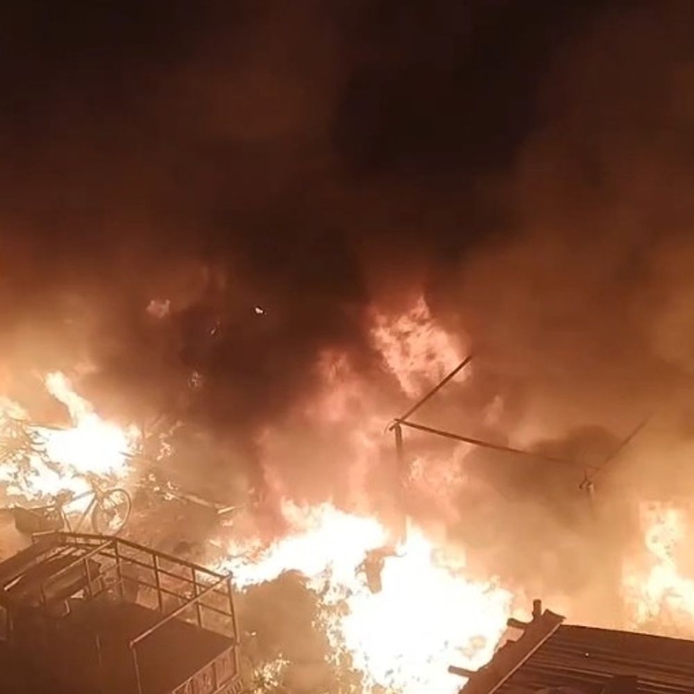 नवादा में स्क्रैप गोदाम में लगी आग:लाखों का सामान जलकर राख, कबाड़ गोदामों के लिए सख्त नियम लागू करने की मांग