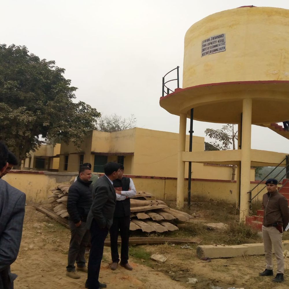 जफराबाद स्टेशन पर डीआरएम को मिलीं खामियां:पेयजल व्यवस्था में कमी पर अधिकारियों को बर्खास्त करने की चेतावनी