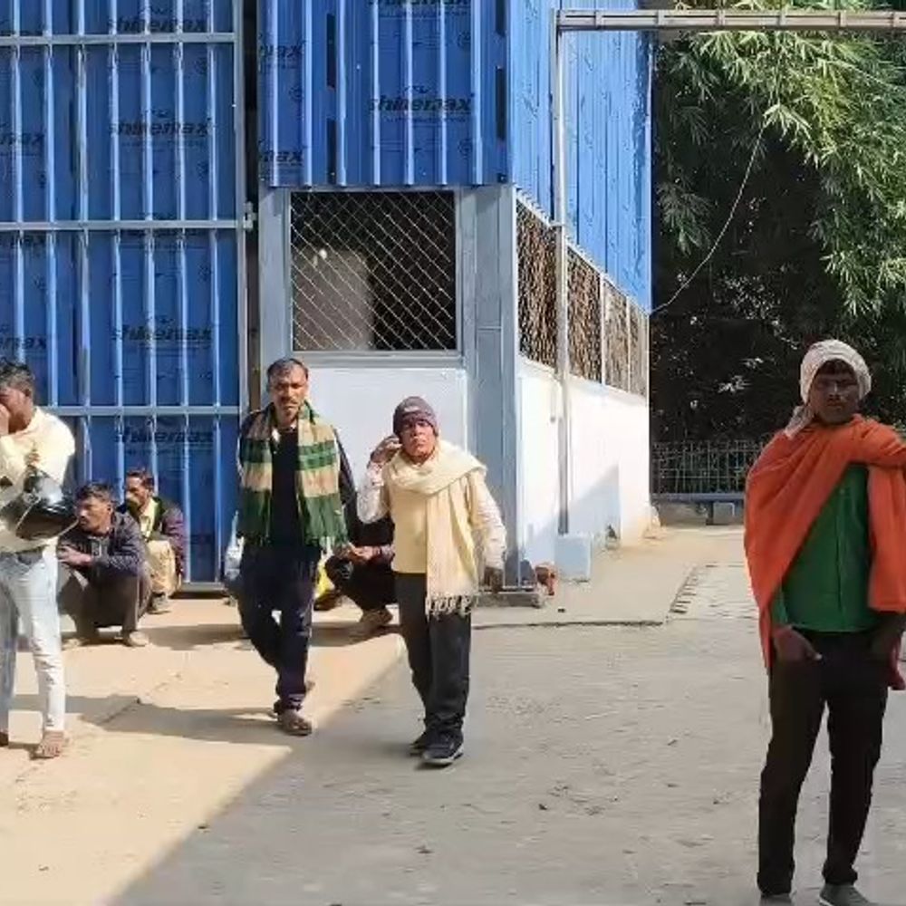 भभुआ में टेंपो पलटने से युवक की मौत:2 दिन इलाज चला, पैसे की कमी से हायर सेंटर नहीं जा सका, मुआवजे की मांग