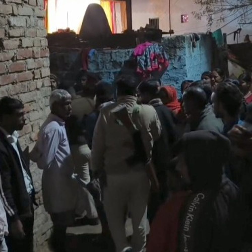 पूजा के दीए से घर में लगी आग:भागलपुर के ललमटिया में घर का सामान जल कर राख; फायर ब्रिगेड की टीम ने पाया काबू