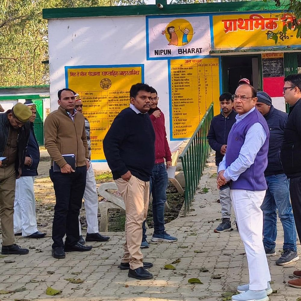 डीएम को स्कूल निरीक्षण में मिली खामियां:एएनएम का 15 दिन का वेतन रोका, आंगनबाड़ी-आशा को सेवा समाप्ति का नोटिस जारी