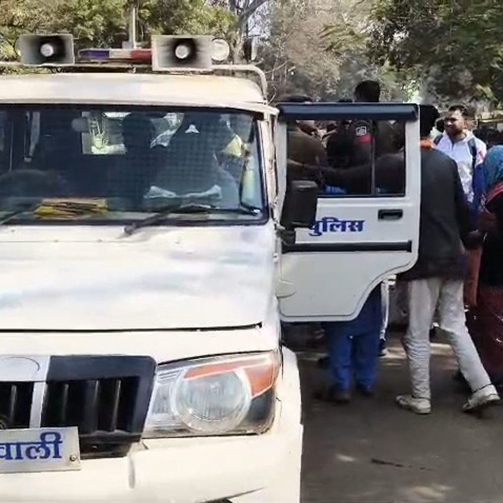 रिटायर्ड फौजी से झूमाझटकी, शादी करके धोखा देने का आरोप:शिवपुरी में बोली- पति को छोड़कर साथ आई थी; न्यायालय के बाहर हंगामा