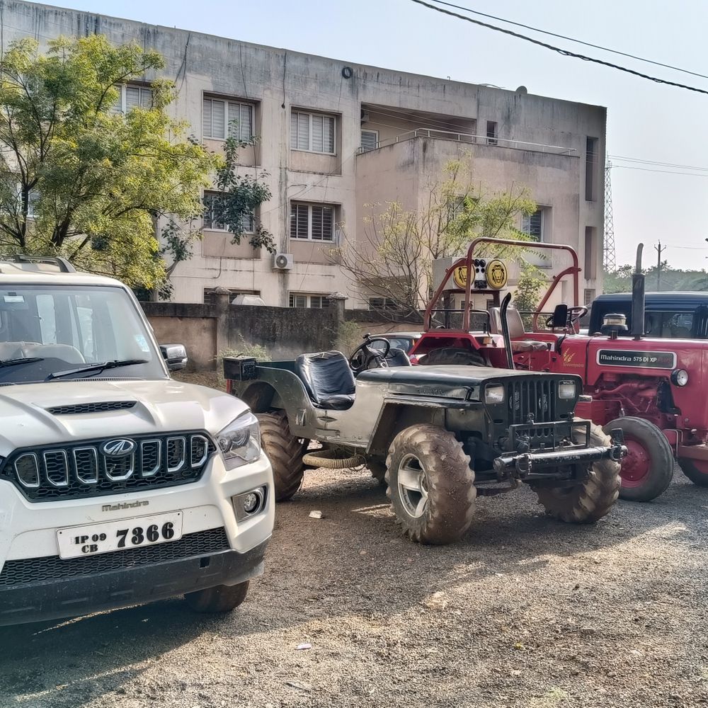 अशोकनगर में फेयरवेल के बाद सड़क पर स्टंट:थार और ट्रैक्टर पर हुड़दंग करते दिखे छात्र; 5 गाड़ियां जब्त, 5-5 हजार का चालान