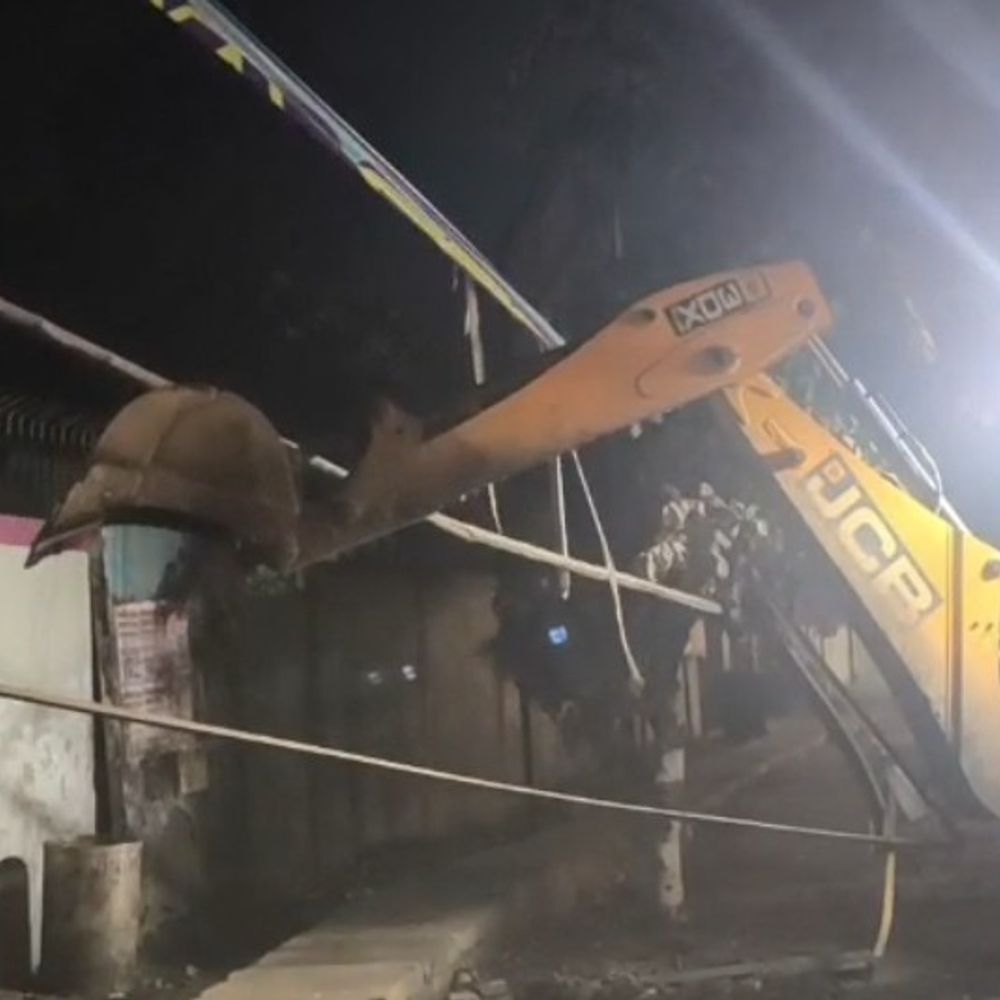 सहरसा में अवैध होर्डिंग पर निगम की सख्ती:बिना परमिशन लगाए बैनर हटे, राजस्व नुकसान रोकने की कार्रवाई, जुर्माना लगेगा