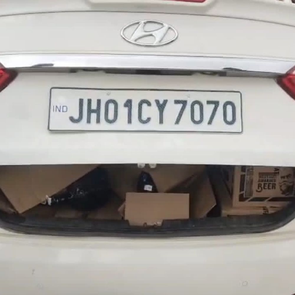 गयाजी में 185 लीटर विदेशी शराब जब्त:झारखंड नंबर की कार से हो रही थी तस्करी, बदमाश अरेस्ट