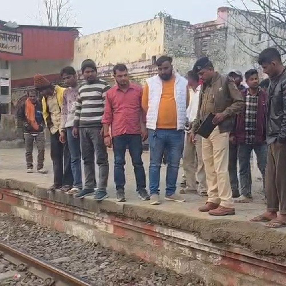 सासामुसा स्टेशन पर यात्री ट्रेन के नीचे गिरा:पैर फिसलने से ट्रैक के नीचे आया, लोगों ने बचाई जान