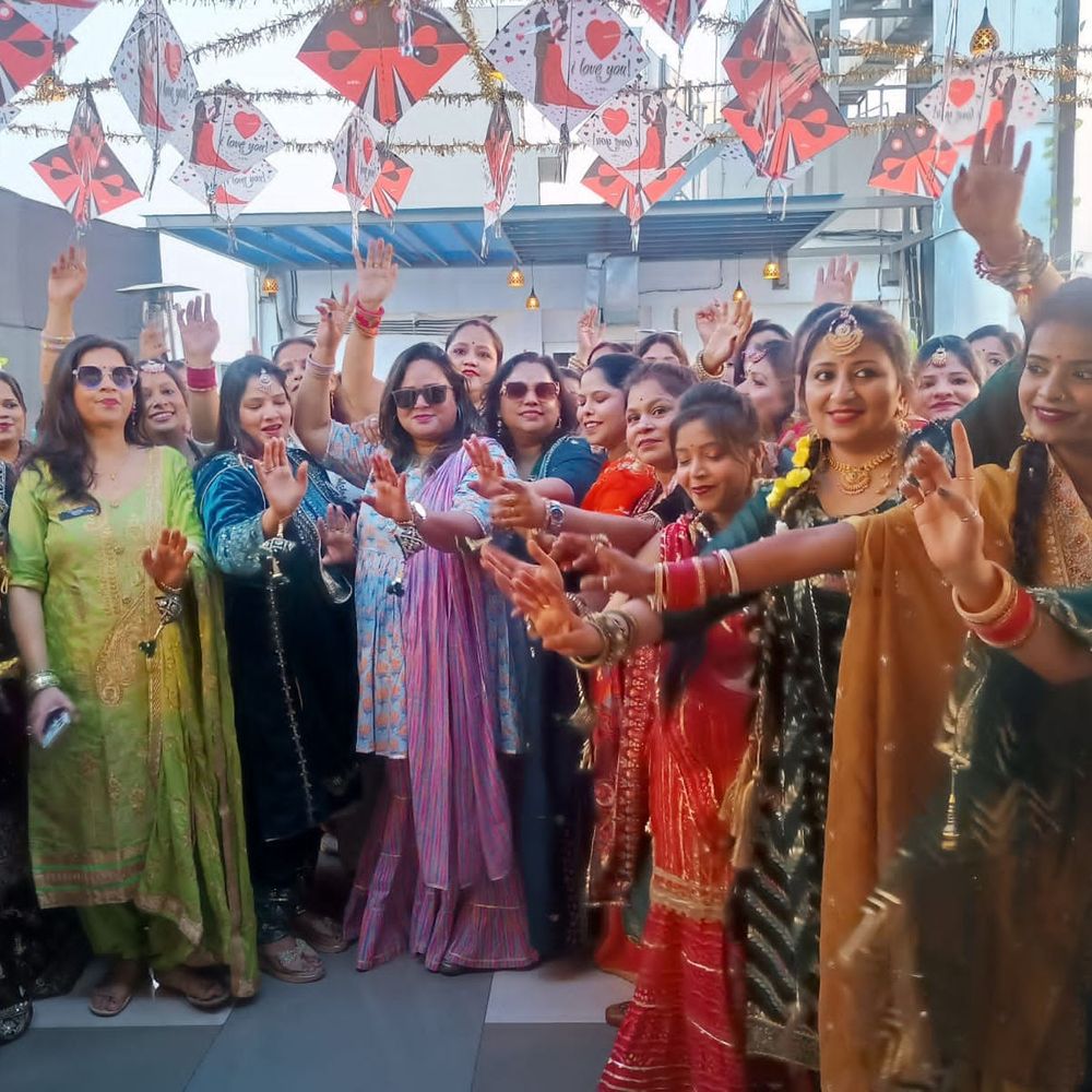 प्रयागराज लोहड़ी महोत्सव में महिलाओं की ‘फुल ऑन मस्ती:रंग-बिरंगे परिधानों में ढोल और फिल्मी गानों की धुन पर जमकर झूमि