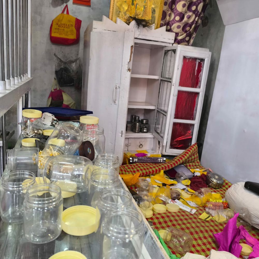 कटिहार ज्वेलरी शॉप में करोड़ों की चोरी:चोरो ने उड़ाए 8 किलो चांदी और 16 ग्राम सोना, मामले में दो पुलिसकर्मी निलंबित