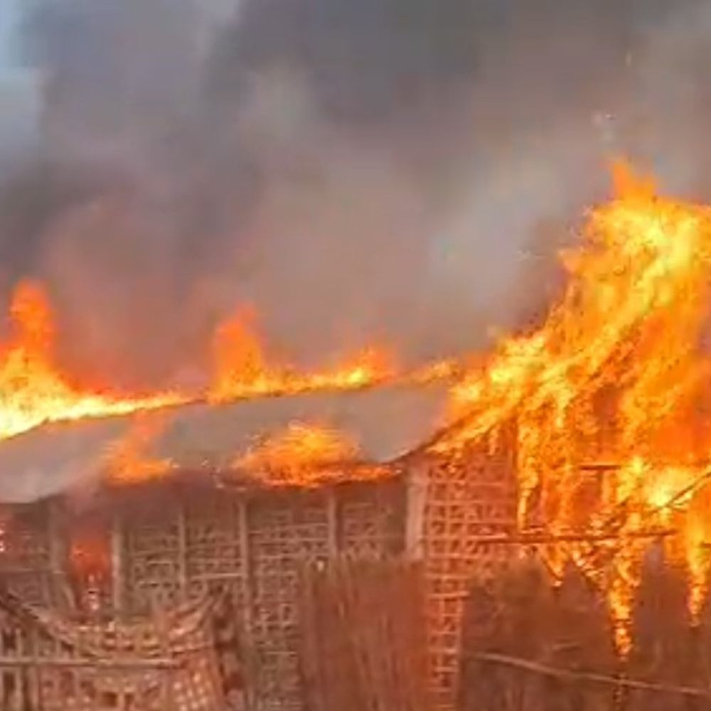 सहरसा में चूल्हे की चिंगारी से 6 घर जले:जेवर-अनाज जलकर राख; लाखों का नुकसान, एक घंटे देरी से पहुंची दमकल