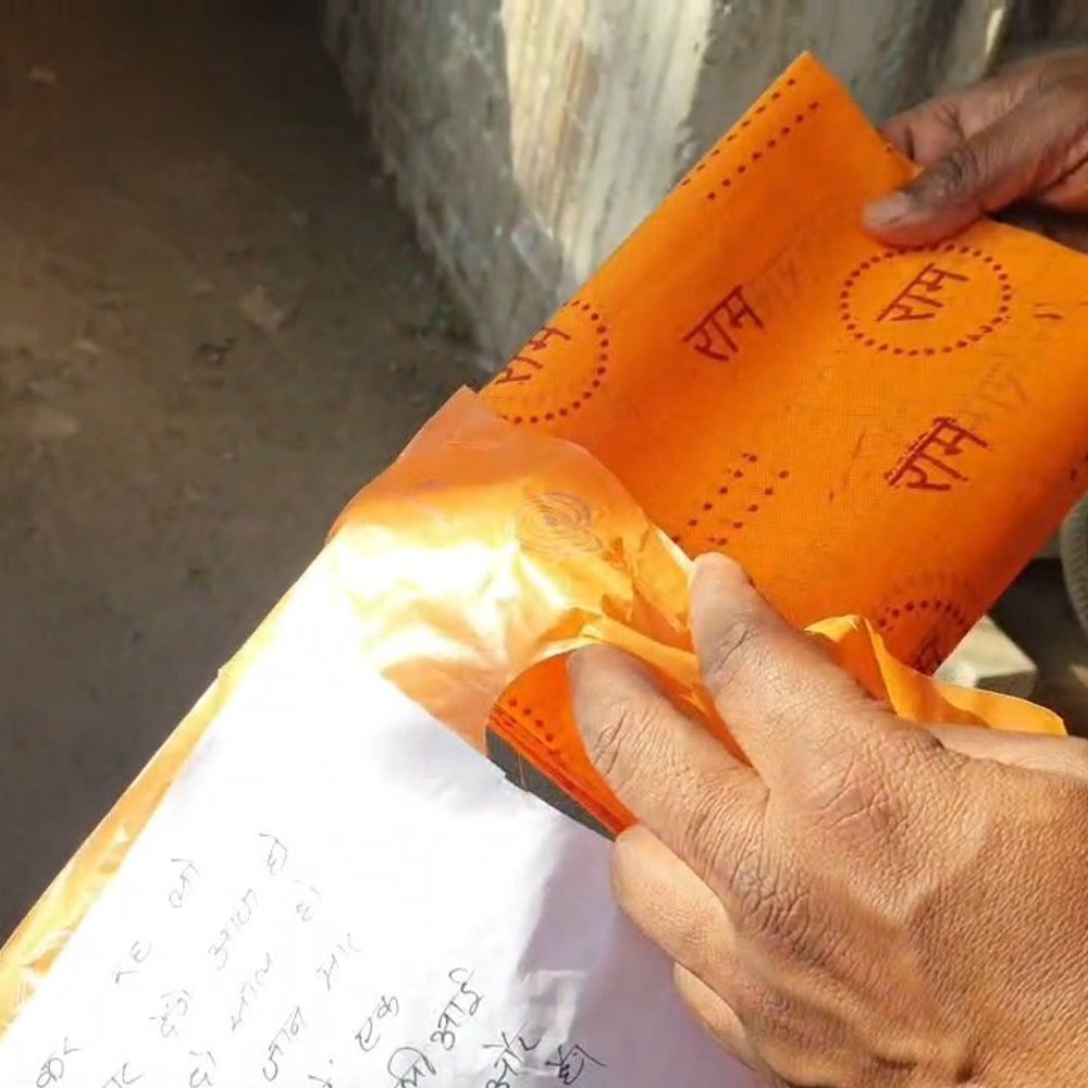 वैशाली में कारोबारी को कफन भेजकर मारने की धमकी:लिखा- एक छोटा गिफ्ट भेजा है, जो तुम्हें मरने के बाद काम आएगा; छोड़ूंगा नहीं