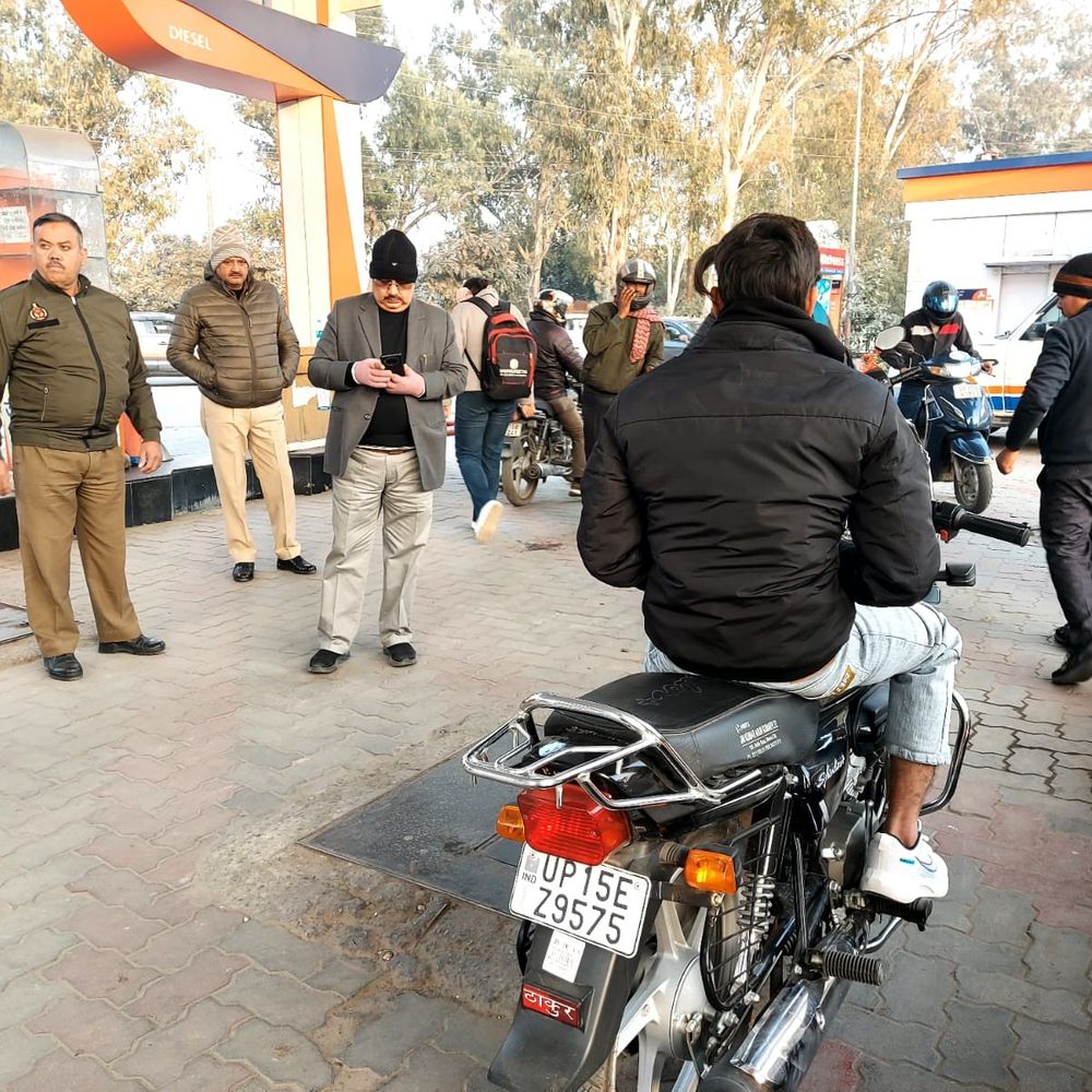 सड़क सुरक्षा माह में ड्राइवर को सुरक्षित ड्राइविंग के निर्देश:मेरठ में 72 वाहनों पर कार्रवाई, कैशलेस इलाज योजना बताई