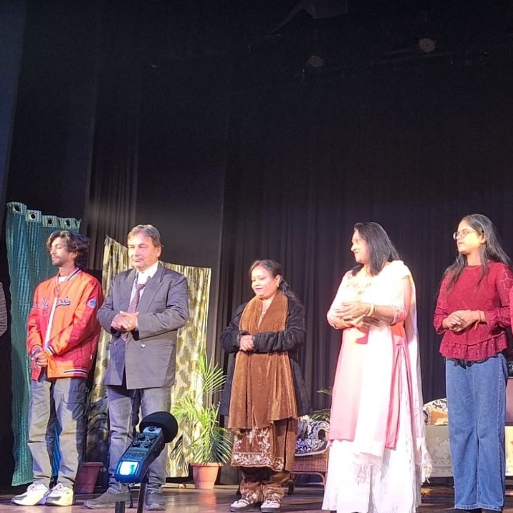 लखनऊ में माता-पिता की जरूरत पर सवाल:ब्लैक होल’ नाट्य मंचन में भौतिक सुखों की अंधी दौड़ में बच्चों की उपेक्षा को दिखाया