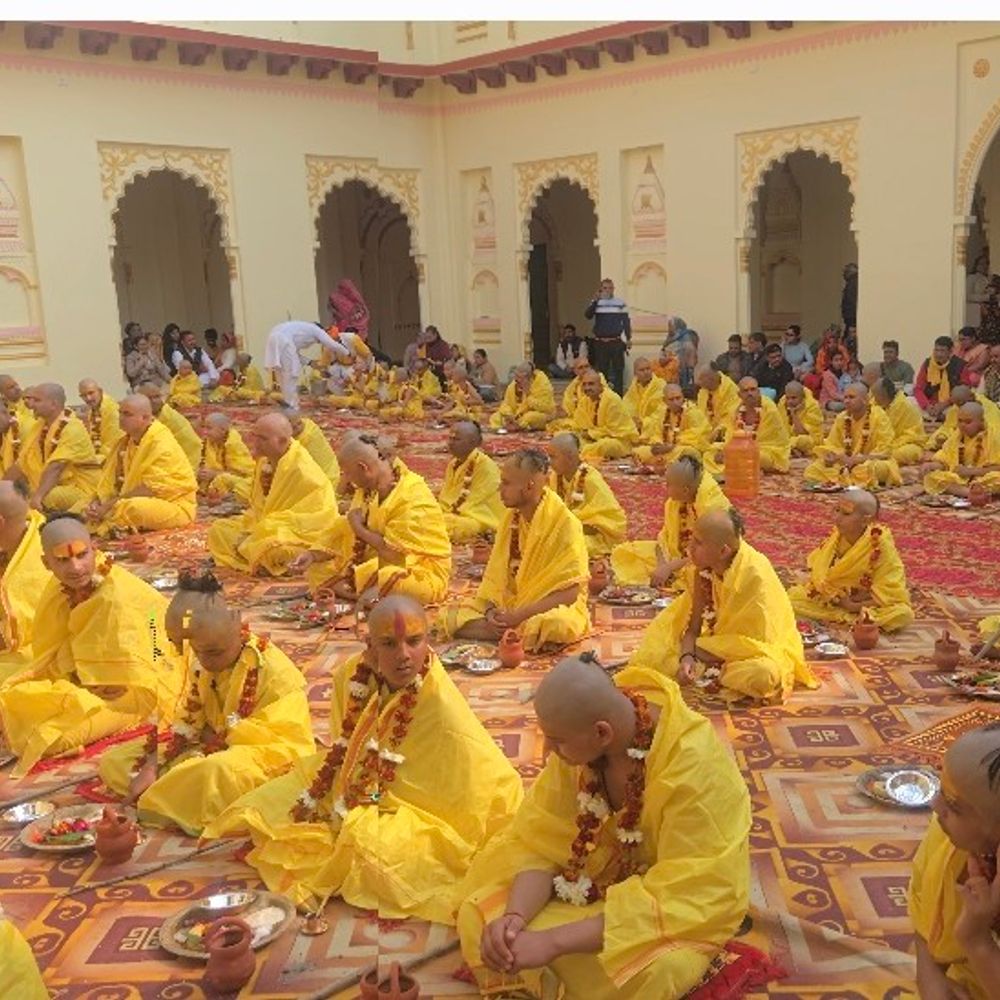 ओरछा में 151 बच्चों का सामूहिक यज्ञोपवीत संस्कार:बेतवा तट पर मुंडन, 10 विधि स्नान और गायत्री दीक्षा भी