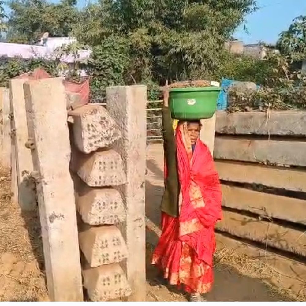 रेलवे कॉरिडोर से कोडरमा का गांव बना टापू:800 आबादी विकास से दूर, सड़क न होने से टूट रहीं तय हुईं शादियां