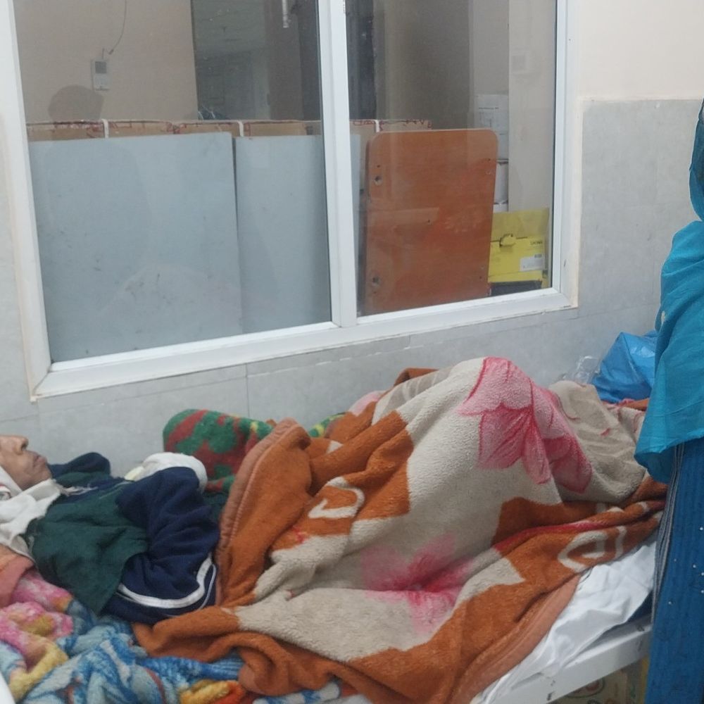 अररिया में शीतलहर का प्रकोप, अस्पताल में मरीजों की भीड़:इमरजेंसी वार्ड में स्टाफ की कमी, झुलसने के मामले भी बढ़े