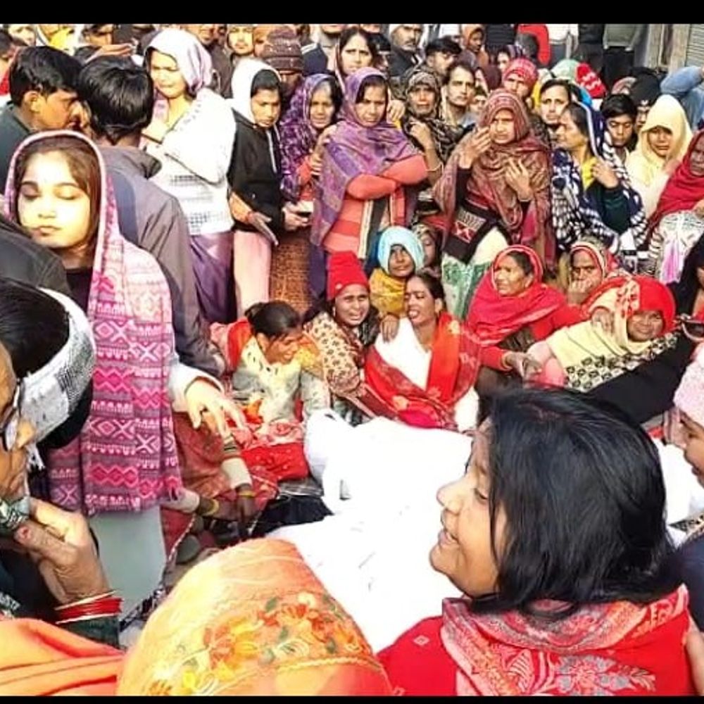 ‘फाइनेंसर पैसे दे देता तो मेरा परिवार जिंदा होता’:एटा में लक्ष्मी बोली- छोटी बहन के मंगेतर ने 20 जनवरी तक 3.5 लाख देने को कहा था, पापा परेशान थे