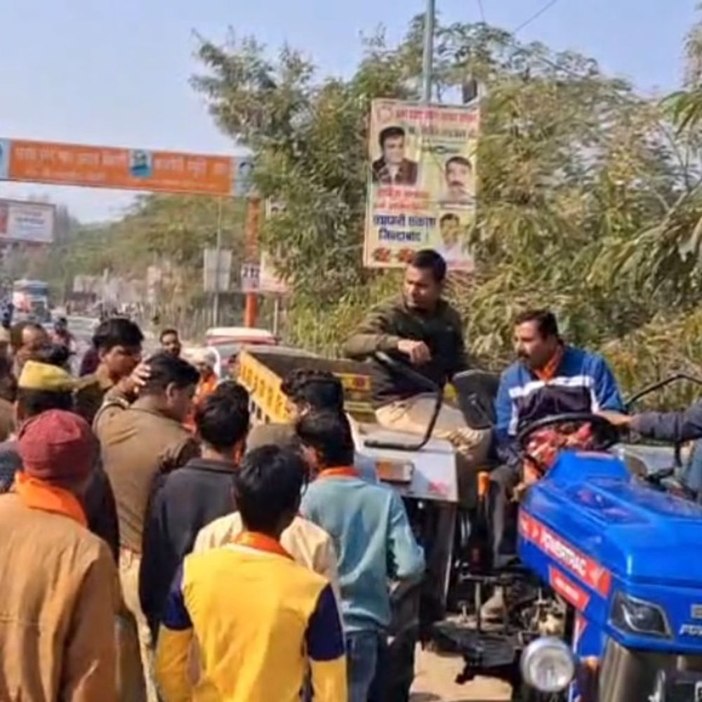 एसपी कार्यालय में बिना अनुमति प्रदर्शन, 5 लोग हिरासत में:श्रावस्ती में विश्व हिंदू रक्षा परिषद के पदाधिकारी नारेबाजी कर रहे थे, वाहन सीज