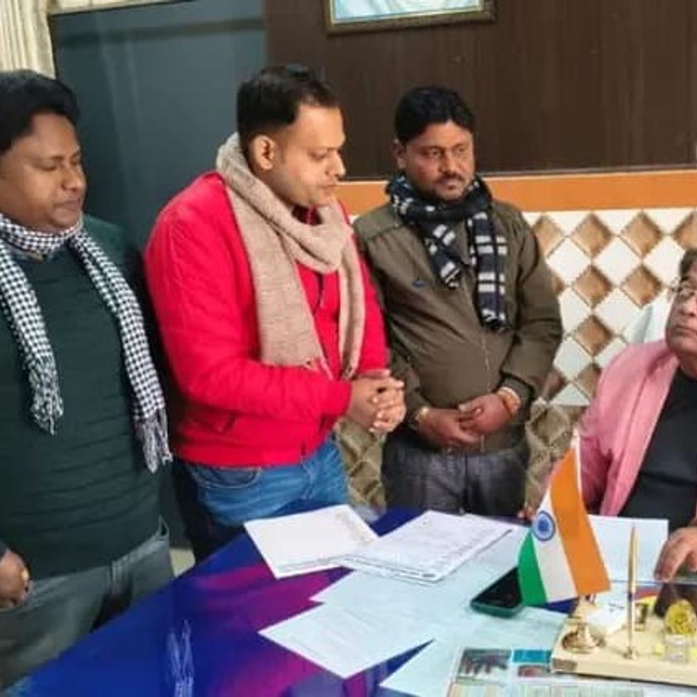 सोनभद्र में एनएचएम कर्मचारी सीएमओ से मिले:वेतन, पीबीआई भुगतान समेत कई मांगों पर की चर्चा