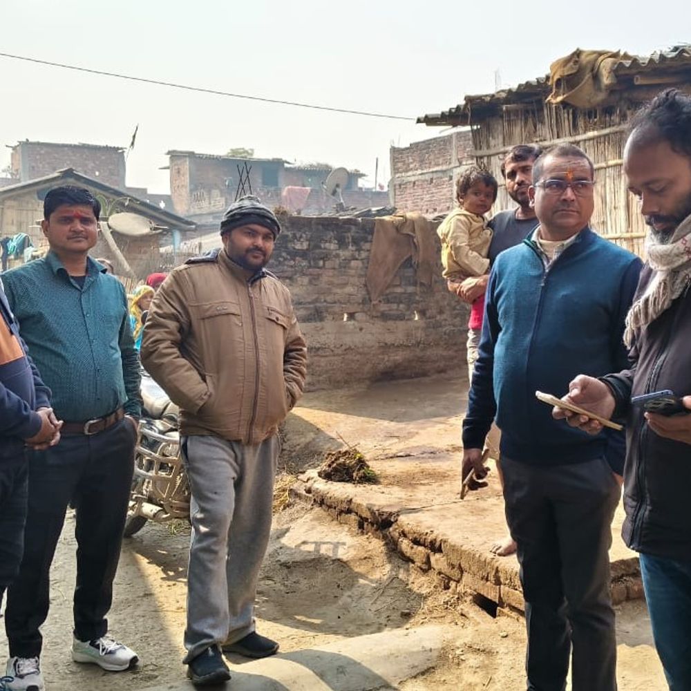 डीएम आनंद शर्मा की फार्मर रजिस्ट्रेशन पर पैनी नजर:समस्याओं के त्वरित समाधान को पंचायतों में जांच कर रहे अधिकारी