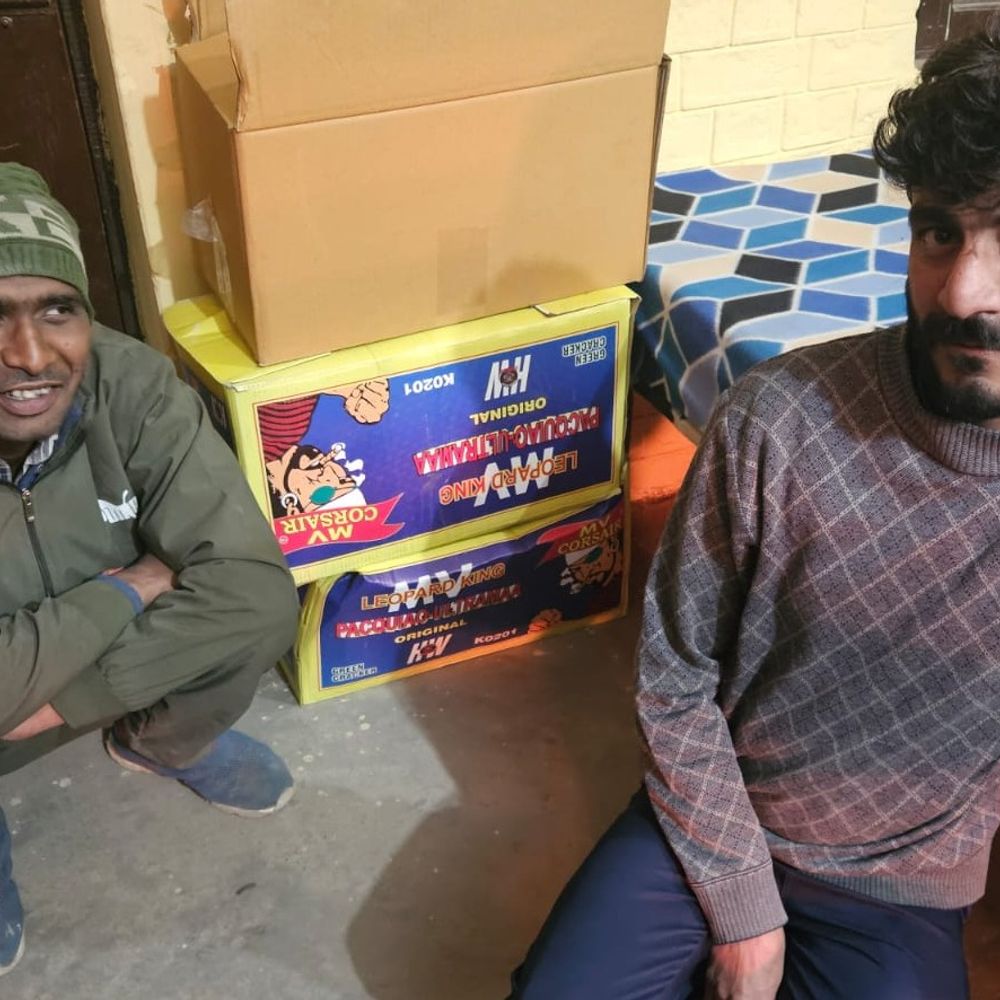 पलवल में अवैध पटाखा फैक्ट्री पर पुलिस की रेड:भारी मात्रा में विस्फोटक बरामद; एक युवक पटाखे बनाते काबू, मालिक UP का